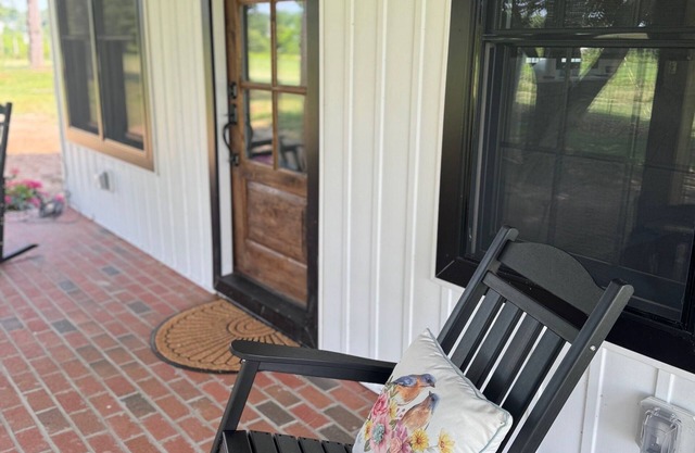Quiet Farmhouse on 4 acres, 2 Bedroom, close to town, Denton MD
