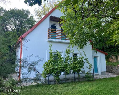 Quiet, green, relaxing place - 3 bedroom villa