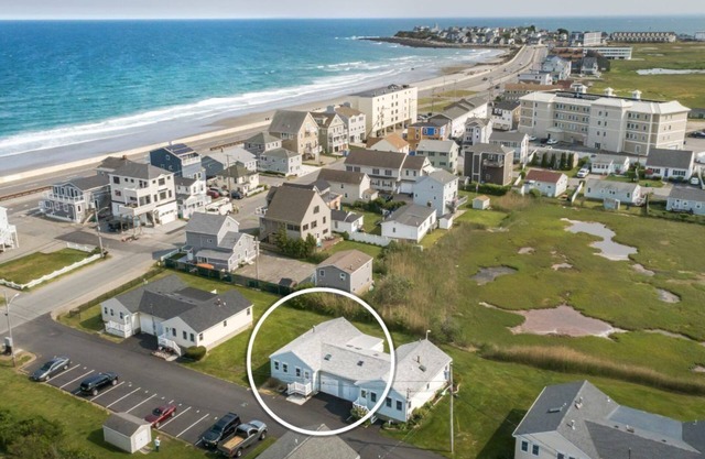 Quiet Hampton North Beach cottage + pool, 2 minutes walk from the sand.