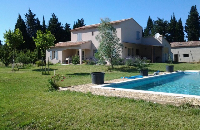casa grande y tranquila con piscina grande 12x5