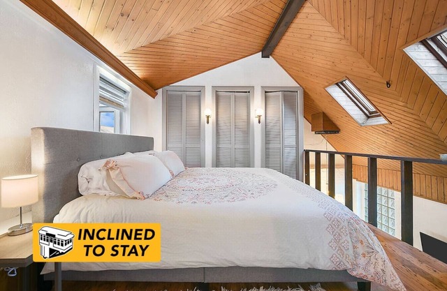 Quiet Loft Sleeps 4, Bright & Beautiful, w/Parking