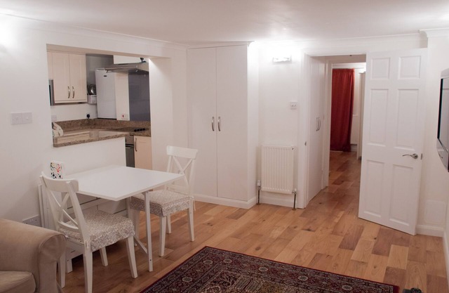 Tranquilo apartamento moderno cerca de Sutton y trenes para el centro de Londres