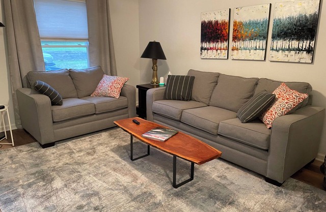 Quiet mountain retreat convenient to hiking and Asheville