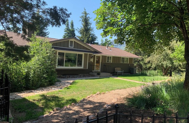 Quiet Mountainside home with amazing views just 15 minutes from skiing and town!