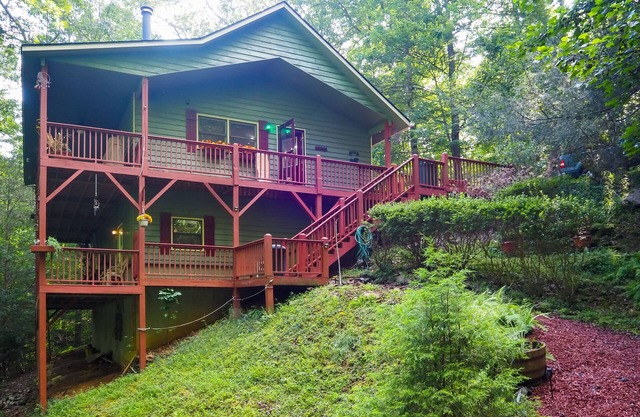 Quiet Murphy Hideaway w/ Decks & Outdoor Fireplace