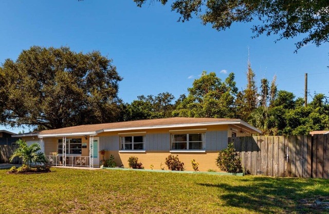 Adorable casa en vecindario tranquilo a 15 minutos de la playa y el centro de St. Pete