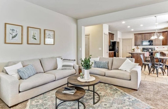 King Bed!| Garage.| Stunning Home in Highland.