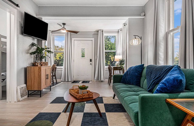 Quiet nestled home located 1 mile from the world famous Henry Doorley Zoo.