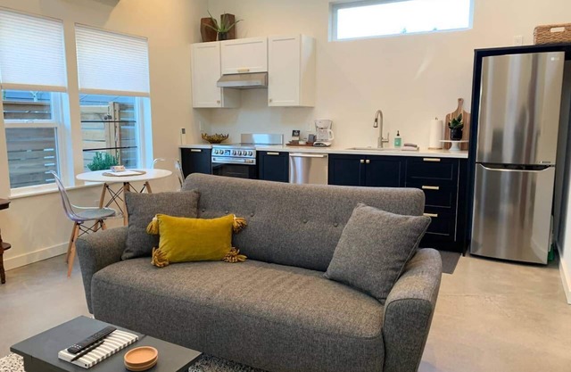 * Retiro moderno en NE Portland ** 1 BR, AC, W / D, se admiten perros *