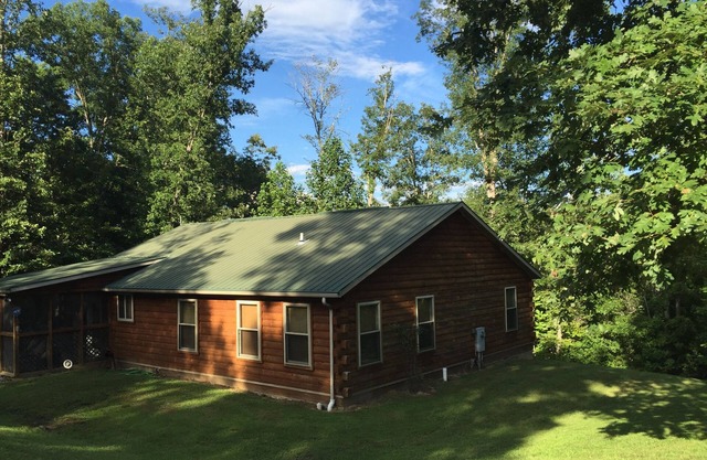¡Tranquilo y silencioso en esta cabaña de troncos en el Bosque Nacional Daniel Boone!