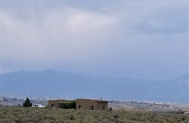 Casa tranquila, que admite mascotas con vistas a la montaña. Zona vallada para perros que deambulan.
