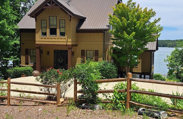 Quiet Reflections Spacious 5-BR house with Outstanding Views, Sleeps 14