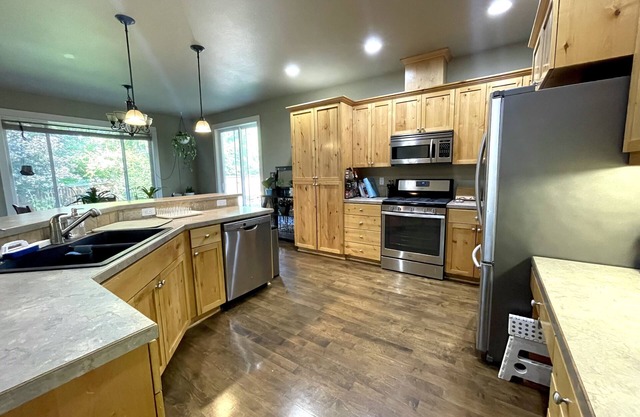 Quiet, Spacious with Private Backyard and Garden. Comfy, full kitchen, games!