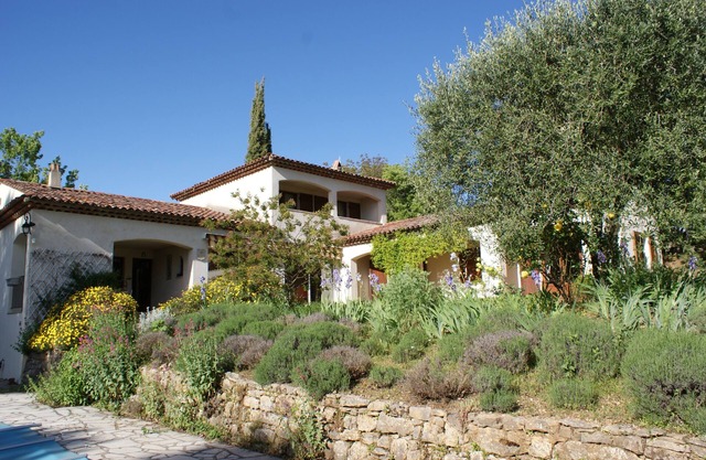 Quiet vacations in a large property in the heart of the Pays de Fayence.