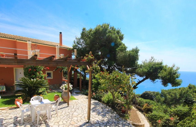 Villa tranquila en la playa de Pelekas con 3 apartamentos y vistas panorámicas al mar.