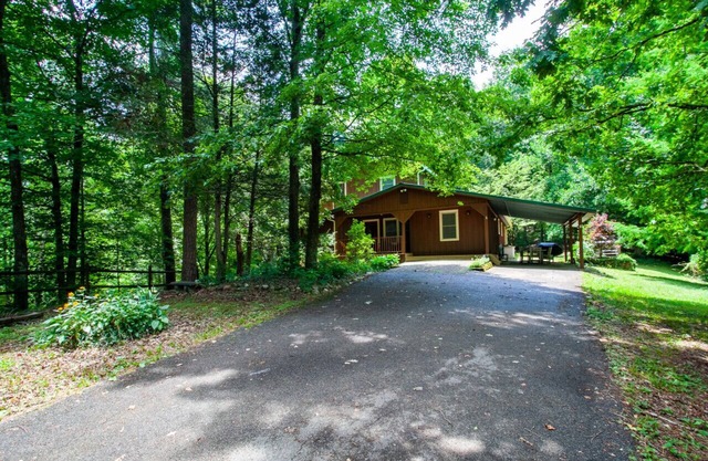 Quietside Cabin: Sunroom, Fire Pit, Theater Den, & Stunning Views