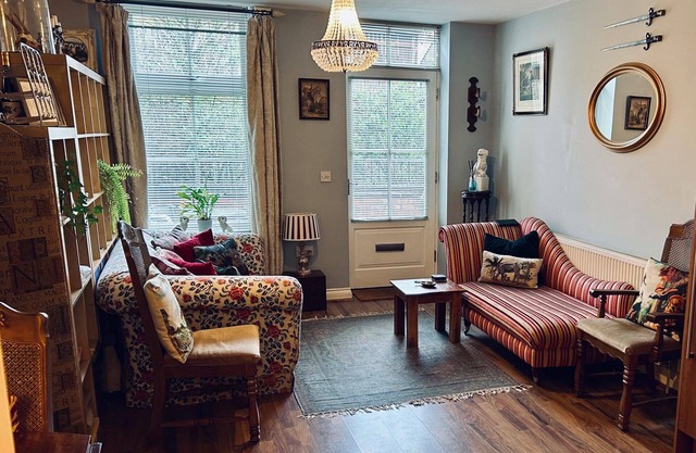 Beautiful town centre apartment by river & station