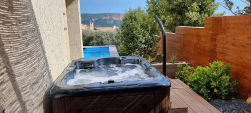 Rêves de vie, suite vue mer, grande piscine privée , spa privatif