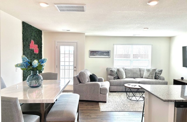 Raceday Getaway, 3BR/2.5BA home right across from Bristol Motor Speedway!