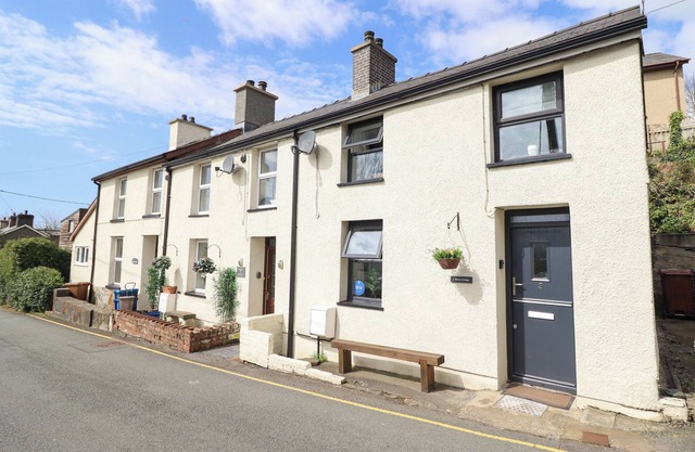 RAILWAY COTTAGE, pet friendly, with a garden in Penrhyndeudraeth