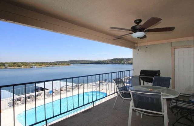 3 BR Waterfront Condo #207, swimming pool, hot tub & dock access to Lake Travis