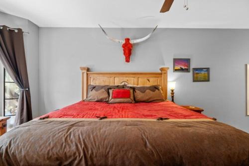 Ranch Theme 2BR2BA Condo on UT, Perfect for ACL & Formula 1