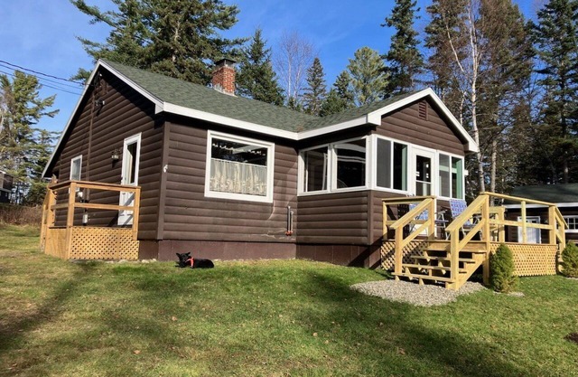 ¡Adorable casa de campo renovada en Rangeley Manor con todas las comodidades y comodidades del hogar!