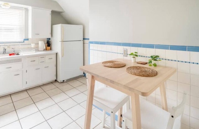 Rare Find Cozy 2 Bedroom Close to Downtown