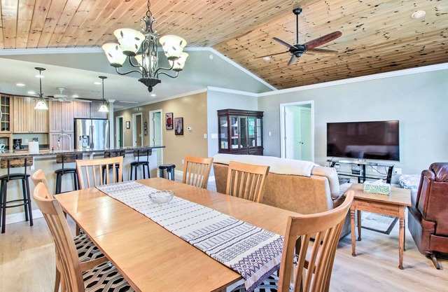 Readfield Retreat w/ Lake Maranacook Views!