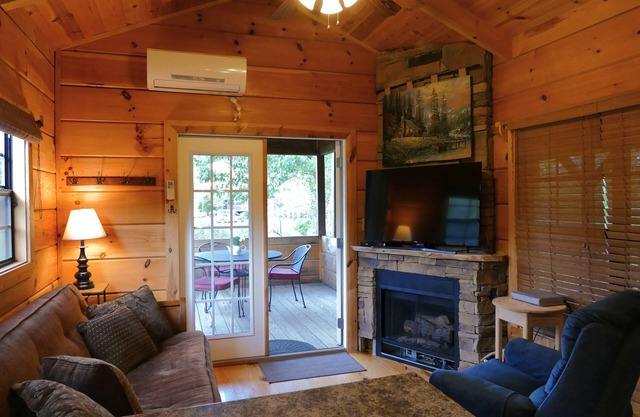 Riverfront Log Cabin w / Huge Deck, chimenea, jacuzzi, W / D, D / W y más (1-6 personas)