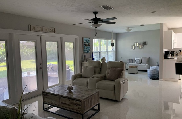 Red Sunset Casita, Mins to Anna Maria Island!Lots of space a boaters Paradise!