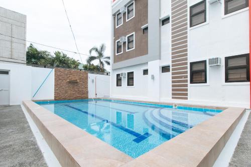 RedDoorz Plus at DBuilders Poblacion BGC