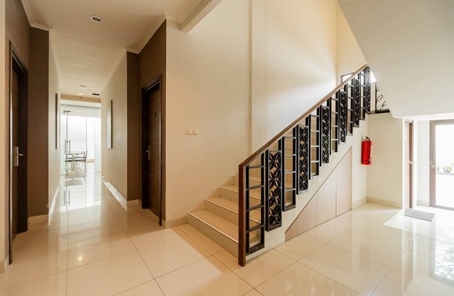 RedDoorz Plus near Lippo Mall Kemang 2