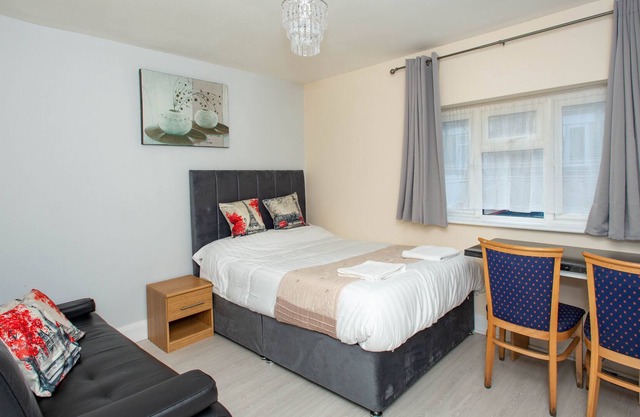 Compact Studio 20 minutes to London via fast train