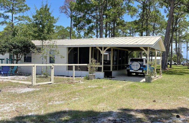 "Reel Simple" a bay view home one block from the Gulf of Mexico