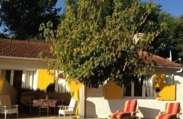 Bonita casa en un entorno verde.