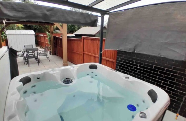 Refurb’d 3 bed house near Wembley with Hot Tub!