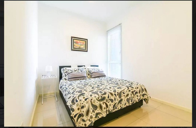 Relájese y descanse en nuestro nuevo y elegante apartamento de 3 dormitorios con piso alto y vista impresionante