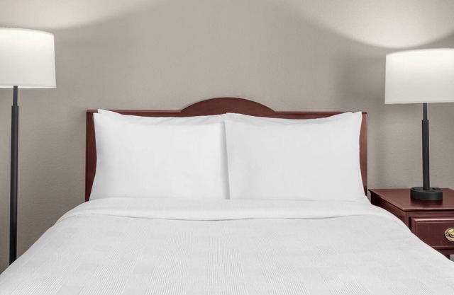 Relax in a Suite w/ Full Kitchen & Outdoor Space – Perfect for Travelers