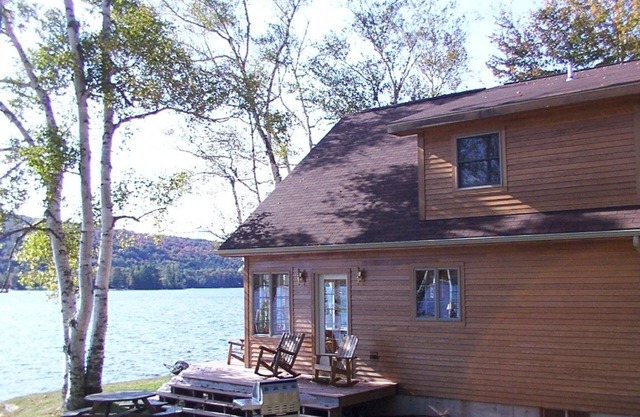 Relájese en paz en esta hermosa isla Pond Lakeside Chalet