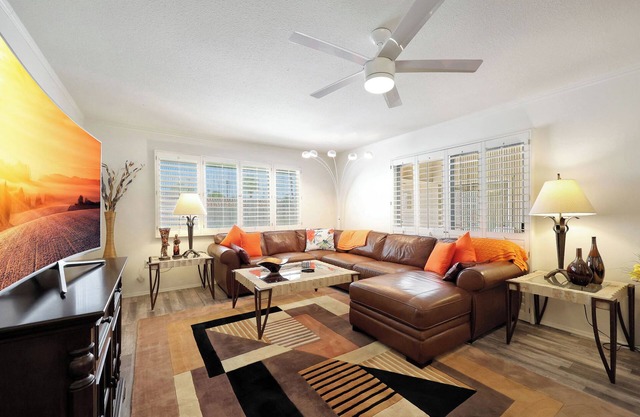 Relájese y disfrute de esta maravillosa casa con patio en Sun City, Arizona