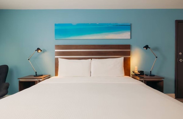 Relaxing Couple Retreat Close to The Queen Mary | Hotel w/ Heated Pool