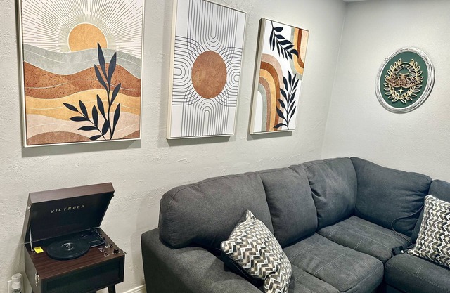 Relaxing getaway only 5 minutes from UofA! Fully remodeled family friendly home.