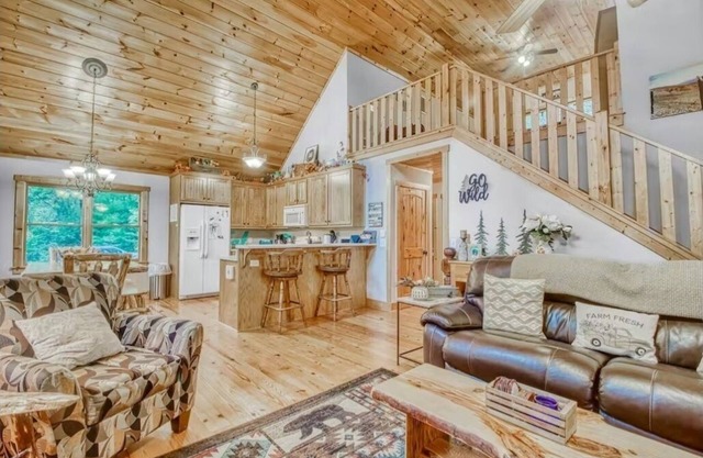 Relaxing Helen, Ga Cabin Min from Helen, Sleeps 12 with Hot Tub & Firepit!