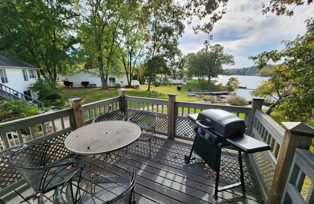 Relaxing lake front home with beautiful view on the lake, sleeps 7.