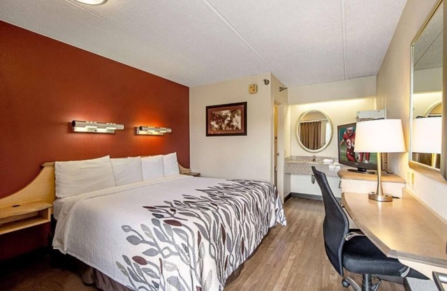 Relaxing Room Near Akron-Canton Airport, Ideal for Travelers on the Go