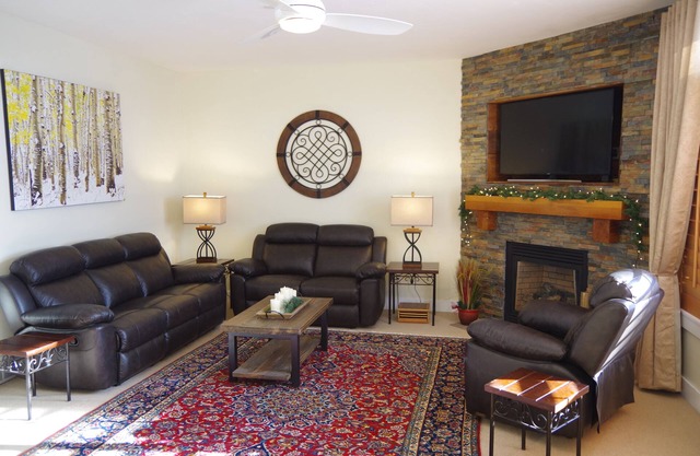 Recientemente remodelado 3 BR + den, 2. 5 BA, gimnasio, jacuzzi, piscina, Firepit