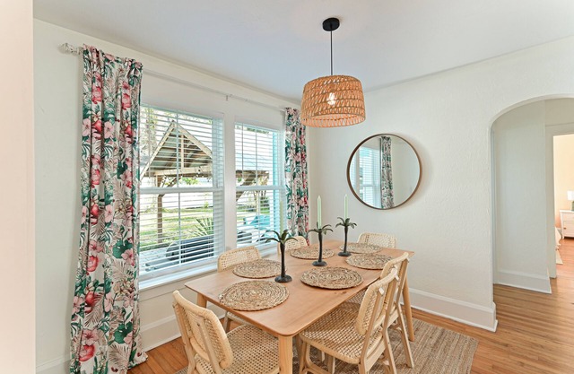 Remodeled home in Historic neighborhood. 20 min.~ AMI/ 5 min ~downtown Bradenton