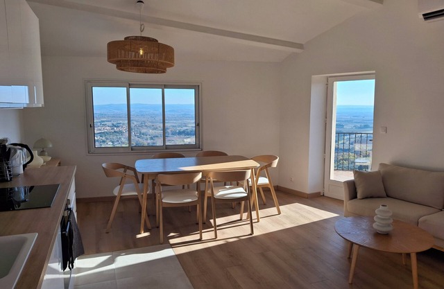 Renovated 100m2 apartment with panoramic view, 20m2 terrace, sleeps 6