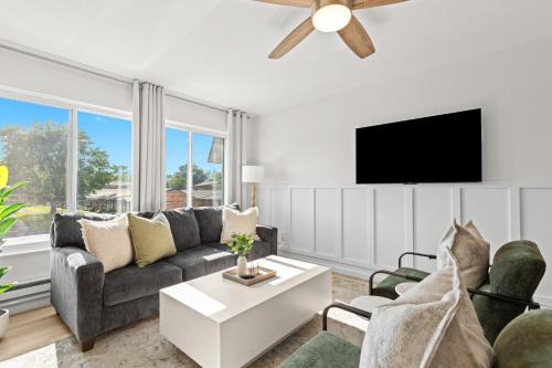 Renovated 1BR Upper Flat Modern King Suite